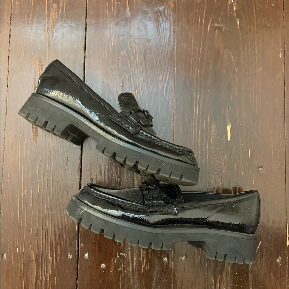 Nine West Black Patent Leather Loafers gables lug (size 8)